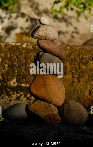 Cairn de pierres empilées soigneusement équilibrée ou dans une tour à breitenbush hot springs, Mt. Hood National Forest dans la ville de montagne de Detroit, Oregon Banque D'Images