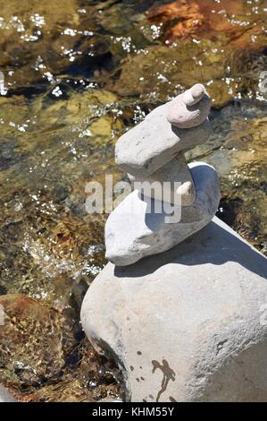 Cairn de pierres empilées soigneusement équilibrée ou dans une tour à breitenbush hot springs, Mt. Hood National Forest dans la ville de montagne de Detroit, Oregon Banque D'Images