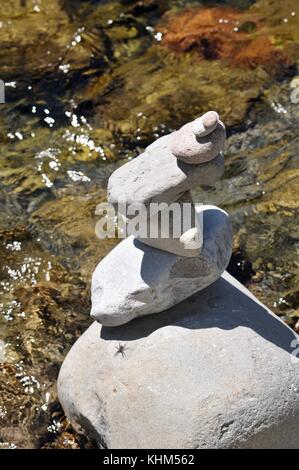 Cairn de pierres empilées soigneusement équilibrée ou dans une tour à breitenbush hot springs, Mt. Hood National Forest dans la ville de montagne de Detroit, Oregon Banque D'Images