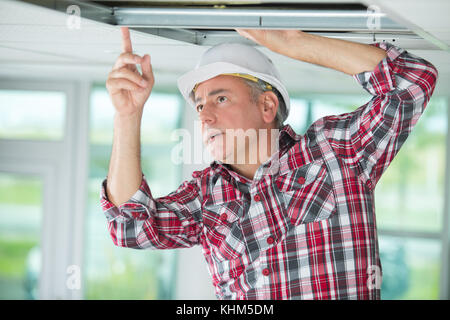 Builder à la recherche jusqu'à l'intérieur du plafond accueil inachevé Banque D'Images