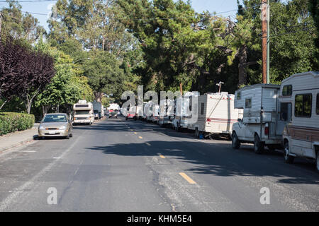 Les véhicules garés le long de crisanto street à Mountain View, Californie abritent de nombreuses dans la région de la baie. Banque D'Images