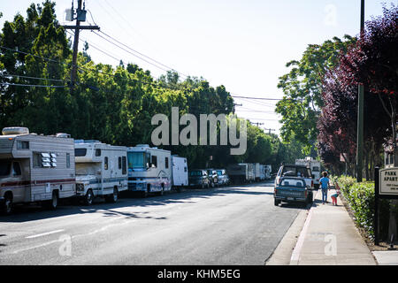 Les véhicules garés le long de crisanto street à Mountain View, Californie abritent de nombreuses dans la région de la baie. Banque D'Images