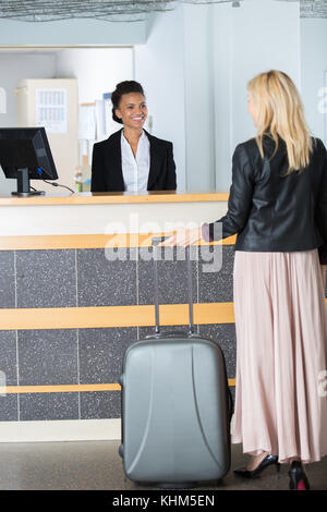 Faire de l'arrivée à l'hôtel Banque D'Images