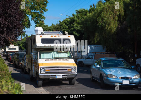 Les véhicules garés le long de crisanto street à Mountain View, Californie abritent de nombreuses dans la région de la baie. Banque D'Images