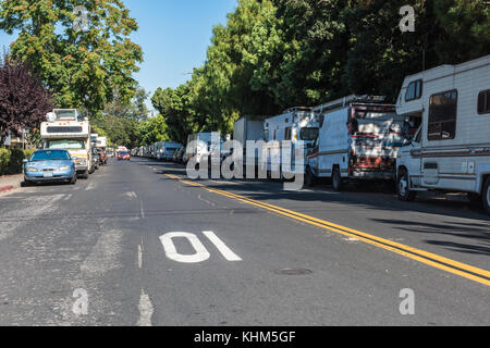 Les véhicules garés le long de crisanto street à Mountain View, Californie abritent de nombreuses dans la région de la baie. Banque D'Images