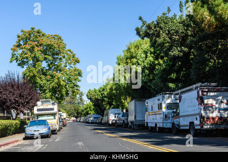 Les véhicules garés le long de crisanto street à Mountain View, Californie abritent de nombreuses dans la région de la baie. Banque D'Images