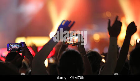 Fans de prendre des photos et enregistrer des vidéos avec Blackberry lors du concert live d'un groupe de rock Banque D'Images