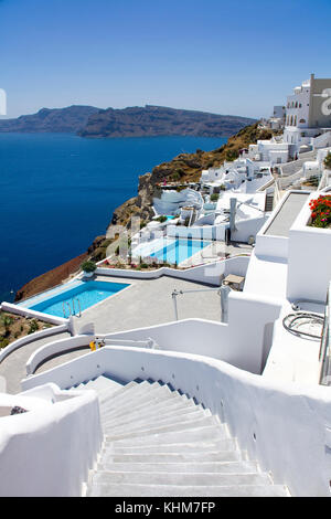 Hôtels de luxe avec piscines à l'orée du village oia, Santorini, Cyclades, Mer Égée, Grèce Banque D'Images