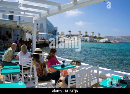 Restaurant et bars le long de la petite Venise avec vue sur les moulins à vent, l'île de Mykonos, Cyclades, Mer Égée, Grèce Banque D'Images