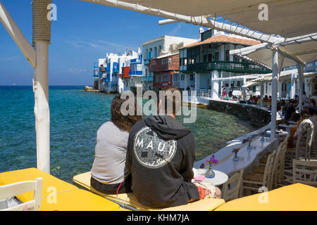 Restaurant et bars le long de la petite Venise, l'île de Mykonos, Cyclades, Mer Égée, Grèce Banque D'Images