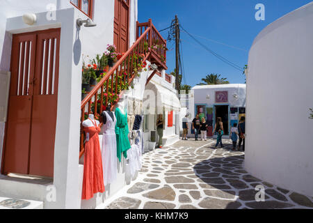 Boutiques dans une ruelle de la ville de Mykonos, l'île de Mykonos, Cyclades, Mer Égée, Grèce Banque D'Images