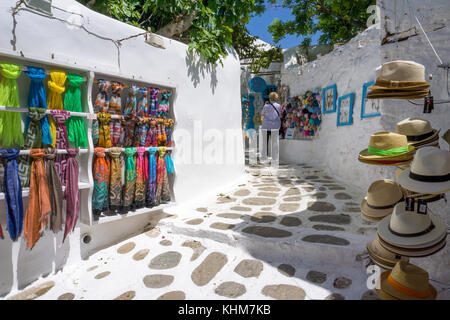 Boutiques dans une ruelle de la ville de Mykonos, l'île de Mykonos, Cyclades, Mer Égée, Grèce Banque D'Images