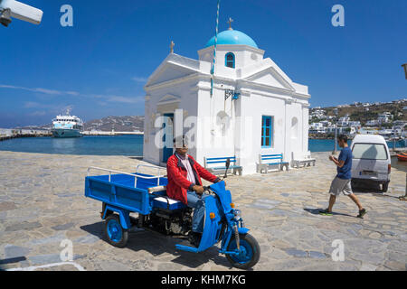 Sur le fret local trike à moteur à petite chapelle orthodoxe, le vieux port de Mykonos-ville, l'île de Mykonos, Cyclades, Mer Égée, Grèce Banque D'Images