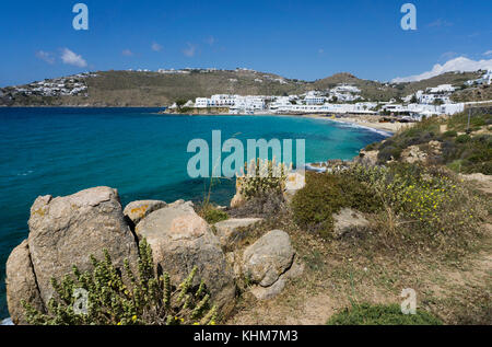 Côte paysage à Platis Gialos, au sud de l'île, l'île de Mykonos, Cyclades, Mer Égée, Grèce Banque D'Images