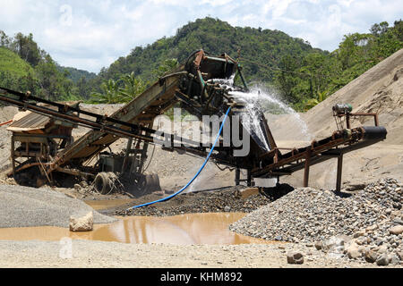 De travail sur le matériel de gravier sur la banque du fleuve Banque D'Images