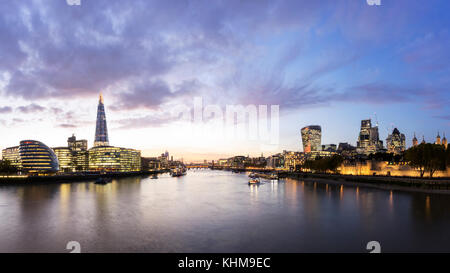 Uk, Londres, ville d'horizon de l'autre côté de la rivière avec vue sur le tesson et le quartier financier allumé jusqu'au crépuscule Banque D'Images