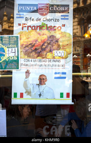 Le steak 'Francisco', en hommage au pape, en vente dans un restaurant-bar sur l'Avenida Cordoba. Recoleta, Buenos Aires, Argentine. Banque D'Images