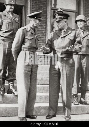 Le roi George VI, à gauche, avec le général Eisenhower en France, 1944. George VI, 1895 - 1952. Roi du Royaume-Uni et des Dominions du Commonwealth britannique. Dwight David Eisenhower, 'Ike 1890 -1969. Général de l'armée américaine, homme d'état et le 34e président des États-Unis d'Amérique. Banque D'Images