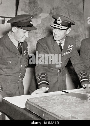 Le roi George VI, droite, répond à Guy Gibson, à son retour de menant au succès par raid des bombardiers de la raf sur les grands barrages de la Ruhr, en mai 1943. george vi, 1895 - 1952. roi du Royaume-Uni et des dominions du Commonwealth britannique. Le commandant de l'escadre Guy penrose Gibson, 1918 - 1944. premier commandant de la royal air force's no. L'escadron 617, qu'il a dirigée dans le 'dam busters" (opération raid châtier) en 1943. Banque D'Images