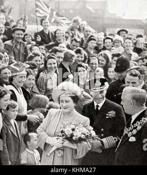 Le roi George VI et La Reine Elizabeth à leur tour la victoire de Londres à la fin de la SECONDE GUERRE MONDIALE en 1945. George VI, 1895 - 1952. Roi du Royaume-Uni et des Dominions du Commonwealth britannique. La Reine Elizabeth, la Reine Mère. Elizabeth Angela Marguerite Bowes-Lyon, 1900 - 2002. Épouse du roi George VI et mère de la reine Elizabeth II. Banque D'Images