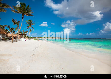 Belle plage de sable blanc à Akumal, Mexique. L'Amérique latine. Banque D'Images