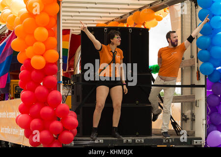 Les participants à la parade de fierté gay à Paris, France. Banque D'Images