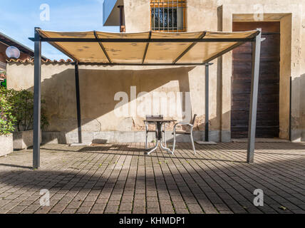 Balcon vide à l'extérieur dans le soleil frais contre un mur pastel en ruines Banque D'Images