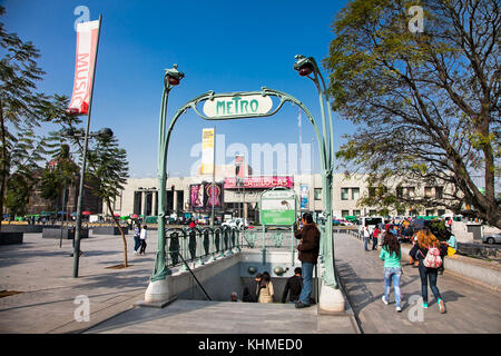 La ville de Mexico, Mexique - Dec 6, 2015 : les personnes à entrer dans la station de métro Zocalo de Mexico City , le déc 6, 2015. Le Mexique. Banque D'Images