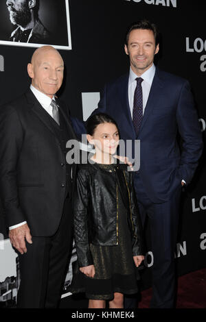 NEW YORK, NY - FÉVRIER 25 : Patrick Stewart, Dafne Keen, Hugh Jackman assiste à la projection de 'Logan' New York au Rose Theater, Jazz au Lincoln Center le 25 février 2017 à New York City People : Patrick Stewart, Dafne Keen, Hugh Jackman transmission Ref : MNC76 Banque D'Images