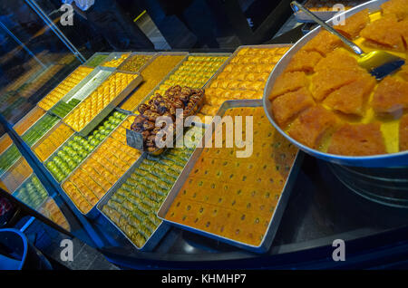 Istanbul, Turquie. août 21, 2015. un spectacle-fenêtre de pâtisserie avec une variété de bonbons de l'est dans une large gamme, baklava, loukoums avec amande. Banque D'Images