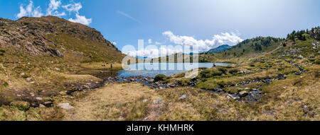 Vue sur le lac de haute montagne appelée 'Estany primer' près de Ordino, Andorre, Tristaina Banque D'Images