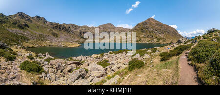 Vue panoramique sur le lac de haute montagne appelée 'Estany del Mig' - midle lake, près de l'Ordino, Andorre, Tristaina Banque D'Images