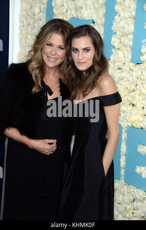 NEW YORK, NY - FÉVRIER 02 : Rita Wilson, Allison Williams assiste à la première New-yorkaise de la sixième et dernière saison de 'Girls' au Alice Tully Hall, Lincoln Center le 2 février 2017 à New York. Personnes : Rita Wilson, Allison Williams Banque D'Images