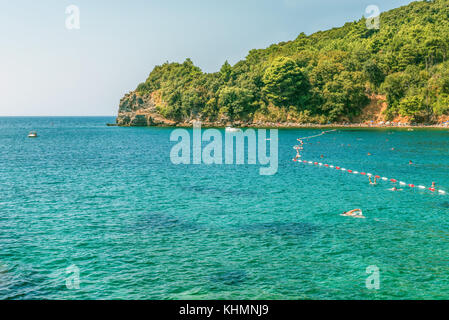 Fragment de la plage de mogren se trouvent à Budva, Monténégro est l'une des plages les plus populaires de la riviera de Budva. Banque D'Images