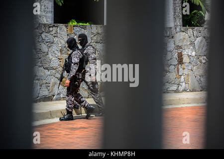 Caracas, Miranda, Venezuela. 17 novembre 2017. Des fonctionnaires du Service de renseignement bolivarien (SEBIN), l'organe de police politique du gouvernement de Nicolas Maduro, entourent la résidence du maire Antonio Ledezma après la nouvelle qu'il s'est échappé de cet endroit où il a été assigné à résidence depuis 2014 pour les manifestations contre le président Nicolas Maduro cette année-là. Des sources ont signalé que Ledezma s'était enfui en Colombie. Crédit: Roman Camacho/SOPA/ZUMA Wire/Alay Live News Banque D'Images