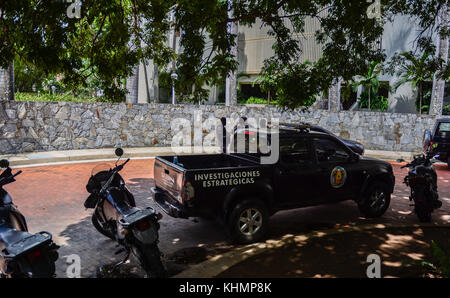 Caracas, Miranda, Venezuela. 17 novembre 2017. Des fonctionnaires du Service de renseignement bolivarien (SEBIN), l'organe de police politique du gouvernement de Nicolas Maduro, entourent la résidence du maire Antonio Ledezma après la nouvelle qu'il s'est échappé de cet endroit où il a été assigné à résidence depuis 2014 pour les manifestations contre le président Nicolas Maduro cette année-là. Des sources ont signalé que Ledezma s'était enfui en Colombie. Crédit: Roman Camacho/SOPA/ZUMA Wire/Alay Live News Banque D'Images