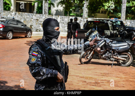 Caracas, Miranda, Venezuela. 17 novembre 2017. Des fonctionnaires du Service de renseignement bolivarien (SEBIN), l'organe de police politique du gouvernement de Nicolas Maduro, entourent la résidence du maire Antonio Ledezma après la nouvelle qu'il s'est échappé de cet endroit où il a été assigné à résidence depuis 2014 pour les manifestations contre le président Nicolas Maduro cette année-là. Des sources ont signalé que Ledezma s'était enfui en Colombie. Crédit: Roman Camacho/SOPA/ZUMA Wire/Alay Live News Banque D'Images