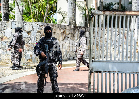 Caracas, Miranda, Venezuela. 17 novembre 2017. Des fonctionnaires du Service de renseignement bolivarien (SEBIN), l'organe de police politique du gouvernement de Nicolas Maduro, entourent la résidence du maire Antonio Ledezma après la nouvelle qu'il s'est échappé de cet endroit où il a été assigné à résidence depuis 2014 pour les manifestations contre le président Nicolas Maduro cette année-là. Des sources ont signalé que Ledezma s'était enfui en Colombie. Crédit: Roman Camacho/SOPA/ZUMA Wire/Alay Live News Banque D'Images