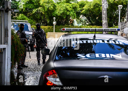 Caracas, Miranda, Venezuela. 17 novembre 2017. Des fonctionnaires du Service de renseignement bolivarien (SEBIN), l'organe de police politique du gouvernement de Nicolas Maduro, entourent la résidence du maire Antonio Ledezma après la nouvelle qu'il s'est échappé de cet endroit où il a été assigné à résidence depuis 2014 pour les manifestations contre le président Nicolas Maduro cette année-là. Des sources ont signalé que Ledezma s'était enfui en Colombie. Crédit: Roman Camacho/SOPA/ZUMA Wire/Alay Live News Banque D'Images