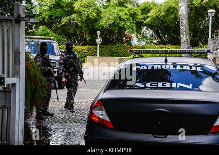 Caracas, Miranda, Venezuela. 17 novembre 2017. Des fonctionnaires du Service de renseignement bolivarien (SEBIN), l'organe de police politique du gouvernement de Nicolas Maduro, entourent la résidence du maire Antonio Ledezma après la nouvelle qu'il s'est échappé de cet endroit où il a été assigné à résidence depuis 2014 pour les manifestations contre le président Nicolas Maduro cette année-là. Des sources ont signalé que Ledezma s'était enfui en Colombie. Crédit: Roman Camacho/SOPA/ZUMA Wire/Alay Live News Banque D'Images