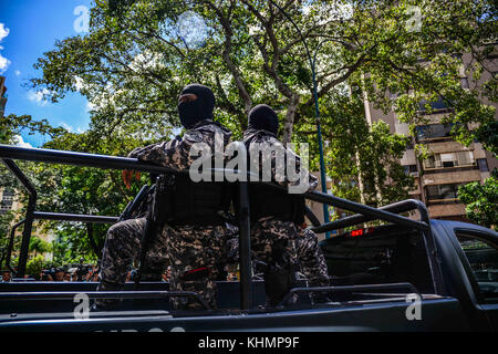 Caracas, Miranda, Venezuela. 17 novembre 2017. Des fonctionnaires du Service de renseignement bolivarien (SEBIN), l'organe de police politique du gouvernement de Nicolas Maduro, entourent la résidence du maire Antonio Ledezma après la nouvelle qu'il s'est échappé de cet endroit où il a été assigné à résidence depuis 2014 pour les manifestations contre le président Nicolas Maduro cette année-là. Des sources ont signalé que Ledezma s'était enfui en Colombie. Crédit: Roman Camacho/SOPA/ZUMA Wire/Alay Live News Banque D'Images