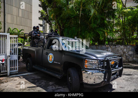 Caracas, Miranda, Venezuela. 17 novembre 2017. Des fonctionnaires du Service de renseignement bolivarien (SEBIN), l'organe de police politique du gouvernement de Nicolas Maduro, entourent la résidence du maire Antonio Ledezma après la nouvelle qu'il s'est échappé de cet endroit où il a été assigné à résidence depuis 2014 pour les manifestations contre le président Nicolas Maduro cette année-là. Des sources ont signalé que Ledezma s'était enfui en Colombie. Crédit: Roman Camacho/SOPA/ZUMA Wire/Alay Live News Banque D'Images