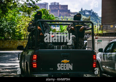 Caracas, Miranda, Venezuela. 17 novembre 2017. Des fonctionnaires du Service de renseignement bolivarien (SEBIN), l'organe de police politique du gouvernement de Nicolas Maduro, entourent la résidence du maire Antonio Ledezma après la nouvelle qu'il s'est échappé de cet endroit où il a été assigné à résidence depuis 2014 pour les manifestations contre le président Nicolas Maduro cette année-là. Des sources ont signalé que Ledezma s'était enfui en Colombie. Crédit: Roman Camacho/SOPA/ZUMA Wire/Alay Live News Banque D'Images