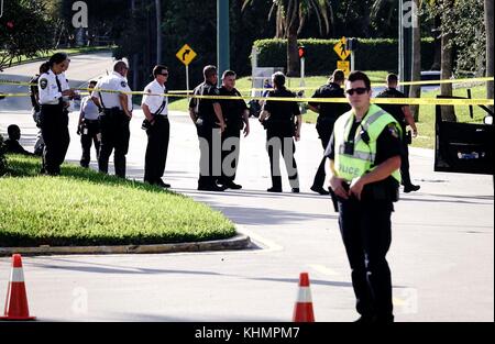 En Floride, aux États-Unis. 17 novembre, 2017. Fonctionnaires a fait enquête sur l'incident sur une route à l'extérieur du Gardens Mall vendredi après-midi, le 17 novembre 2017. Personne n'a été blessé dans l'incident sur Jardins Parkway, sur le côté nord de la Mall, a déclaré le chef Sean Broedell de Palm Beach Gardens secours incendie. Credit : Bruce R. Bennett/Le Palm Beach Post/ZUMA/Alamy Fil Live News Banque D'Images