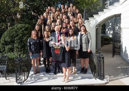 Washington DC, États-Unis. 17 novembre 2017. Le président américain Donald Trump pose avec le championnat national féminin de crosse NCAA de l'Université du Maryland à la Maison Blanche le 17 novembre 2017 à Washington, DC crédit : Planetpix/Alamy Live News Banque D'Images