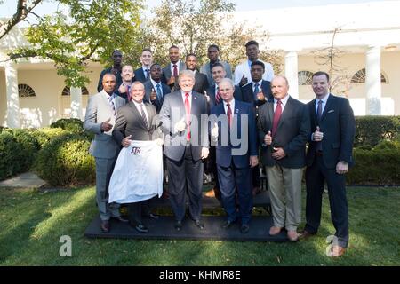 Washington DC, États-Unis. 17 novembre 2017. Le président américain Donald Trump pose avec l'équipe du championnat national d'athlétisme en salle masculin de la Texas AM Texas University à la Maison Blanche le 17 novembre 2017 à Washington, DC crédit : Planetpix/Alamy Live News Banque D'Images