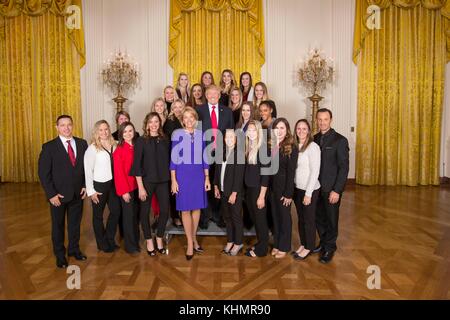 Washington DC, États-Unis. 17 novembre 2017. Le président américain Donald Trump et la secrétaire à l'éducation Betsy Devos posent avec l'équipe nationale de gymnastique féminine de l'Université d'Oklahoma NCAA à la Maison Blanche le 17 novembre 2017 à Washington, DC crédit : Planetpix/Alamy Live News Banque D'Images