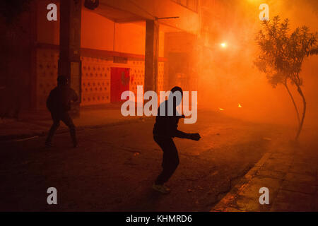 Athènes, Grèce. 17 novembre 2017. Les manifestants s'affrontent avec la police anti-émeute après une marche de plus de 30 000 personnes qui sont descendues dans les rues pour marquer le 44e anniversaire du soulèvement polytechnique d'Athènes contre la junte des colonels qui a duré de 1967 à 1974. Crédit : Nikolas Georgiou/ZUMA Wire/Alamy Live News Banque D'Images