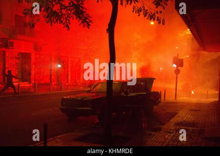 Athènes, Grèce. 17 novembre, 2017. Les manifestants en conflit avec la police anti-émeute après une marche de plus de 30 000 personnes qui ont manifesté dans les rues pour marquer le 44e anniversaire de l'école polytechnique d'athènes soulèvement contre la junte des colonels qui a duré de 1967 à 1974. crédit : nikolas georgiou/zuma/Alamy fil live news Banque D'Images