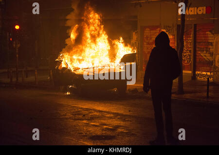 Athènes, Grèce. 17 novembre 2017. Les manifestants s'affrontent avec la police anti-émeute après une marche de plus de 30 000 personnes qui sont descendues dans les rues pour marquer le 44e anniversaire du soulèvement polytechnique d'Athènes contre la junte des colonels qui a duré de 1967 à 1974. Crédit : Nikolas Georgiou/ZUMA Wire/Alamy Live News Banque D'Images